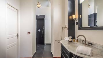 Douche, sĂšche-cheveux, serviettes fournies, savon