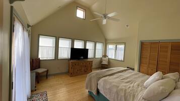 2 bedrooms, desk, iron/ironing board, free WiFi