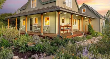 Charming farmhouse in Historic Spring City with AC, WiFi, and full kitchen.