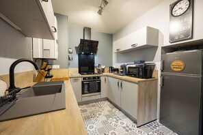 Microwave, oven, stovetop, dishwasher - 2 bedroom apartment with private parking Normandy BAYEUX (Bayeux)