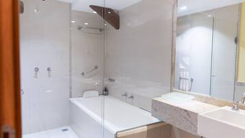 Secador de cabelo, toalhas de banho, sabonete, papel higiênico