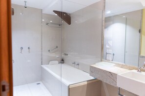 Secador de cabelo, toalhas de banho, sabonete, papel higiênico