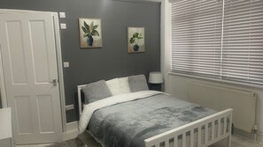 House | 2 bedrooms, free WiFi, bed sheets - Bed & Breakfast - 2 Double Rooms With Ensuites (Poole)