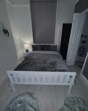 House - Bed & Breakfast - 2 Double Rooms With Ensuites (Poole)