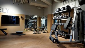 A gym with various exercise equipment, including weight machines and free weights. - For Students Only Canvas Arundel House in Coventry (Coventry)