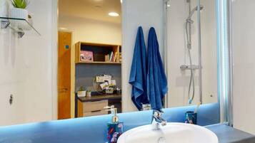 Apartment, 3 Bedrooms, Non Smoking | Bathroom