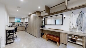 冷蔵庫、電子レンジ、オーブン、コンロ