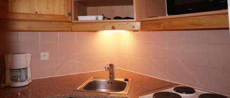 Micro-ondes, lave-vaisselle, cafetière/bouilloire