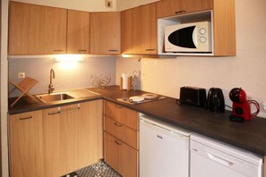 Geladeira, micro-ondas, lava-louças, cafeteira/chaleira