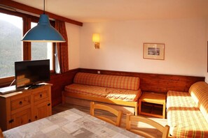 Living area - Resort center, 7th floor, view mountain, balcony, tv, ski locker, 38m², Les Orres (Les Orres)