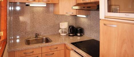 Microwave, dishwasher, coffee/tea maker, toaster