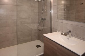 Bathroom - Resort center, 7th floor, view mountain, balcony, tv, ski locker, 38m², Les Orres (Les Orres)