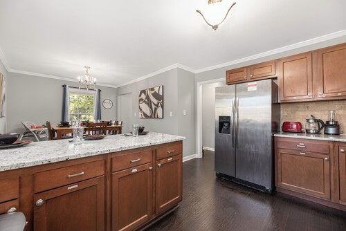 "Vineyard Villa" - Incredible Location & Amenities, Spiderman Themed Kids Room