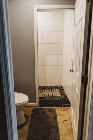 Shower, hair dryer, towels, soap - Cozy Stay by Lake MI & Dunes with Fire Pit (Harbert)