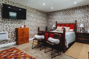 1 bedroom, WiFi, bed sheets - Cozy Stay by Lake MI & Dunes with Fire Pit (Harbert)
