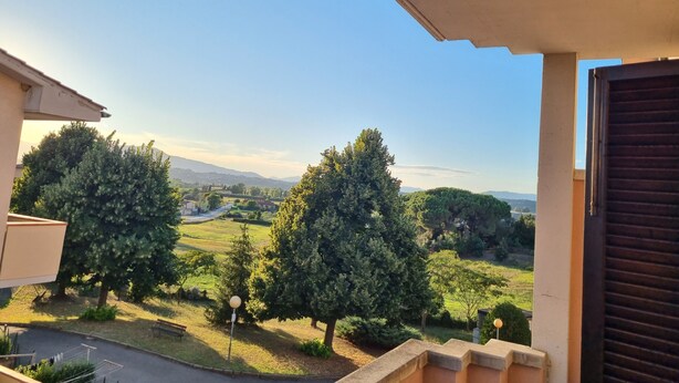 A balcony with a view of a green landscape and distant hills. - Two-room apartament in heart of tuscany (Montopoli)