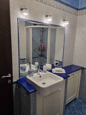 Asciugacapelli, asciugamani, sapone, carta igienica
