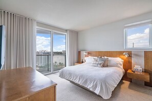 1 habitación, escritorio, tabla de planchar con plancha y cuna de viaje 