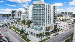 Un hôtel moderne à plusieurs étages, doté d’une façade incurvée, de grandes fenêtres et de balcons.