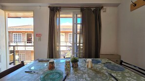 Appartement, meerdere bedden, privébadkamer | Dineerruimte