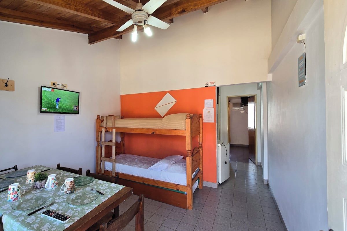 Appartamento, letti multipli, bagno privato | Area soggiorno | TV