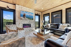 Een televisie, een open haard, videogames en een kantoor