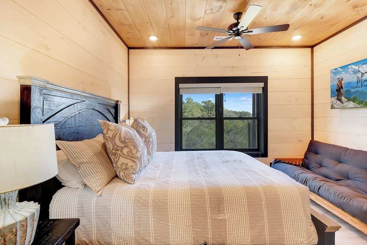 6 bedrooms, desk, iron/ironing board, travel crib