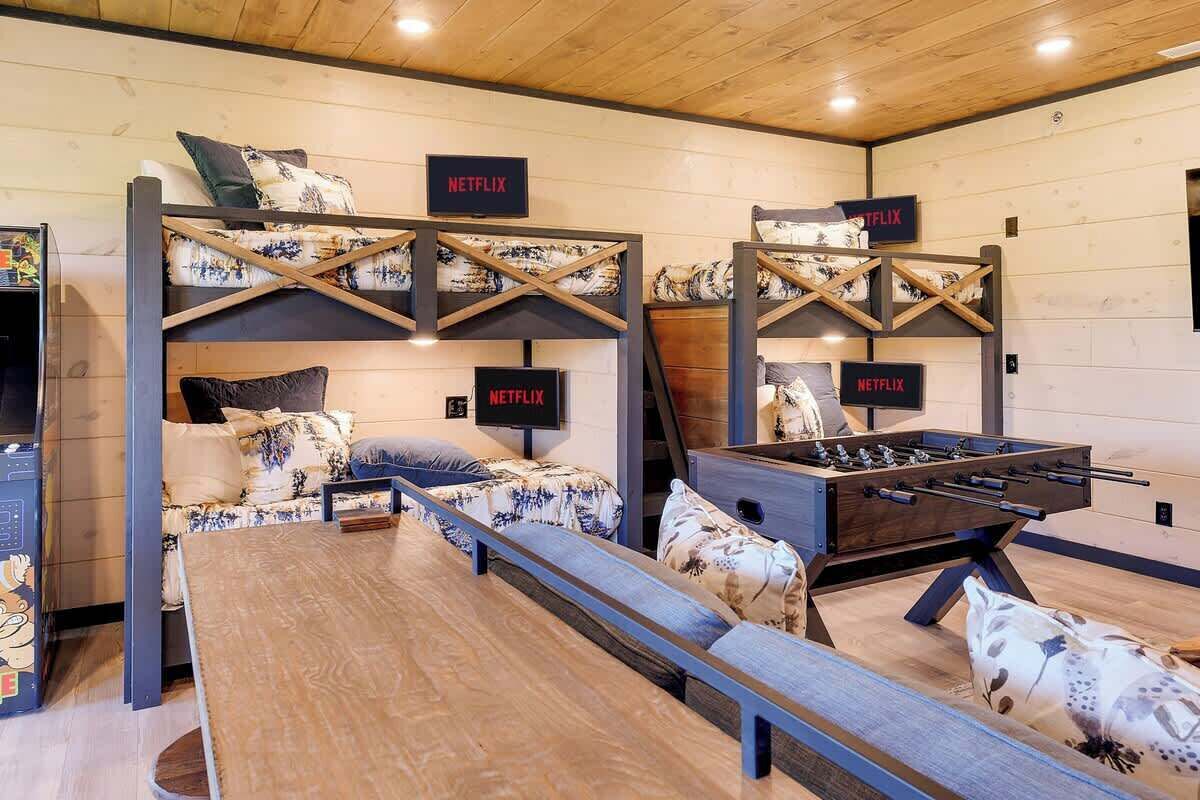 6 bedrooms, desk, iron/ironing board, travel crib