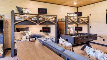 6 bedrooms, desk, iron/ironing board, travel crib