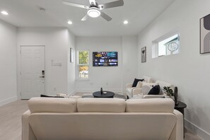 Smart TV - Stylish 3 Bedroom Getaway Just Minutes from Central Houston (Houston)