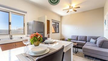 Căn hộ tiện nghi đơn giản | Bếp riêng | Lò vi sóng, dụng cụ nấu nướng/bát dĩa/dao nĩa