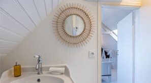 Douche, sèche-cheveux, serviettes fournies