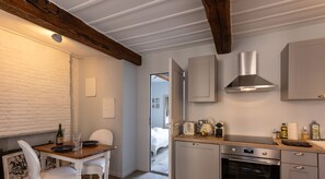 Kühlschrank, Ofen, Wasserkocher mit Kaffee-/Teezubehör, Toaster