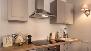 Fridge, oven, coffee/tea maker, toaster