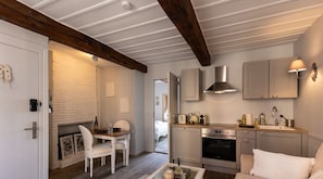 Interior - Dolphin view - 1st floor - Charming, comfortable flat on the port (Honfleur)