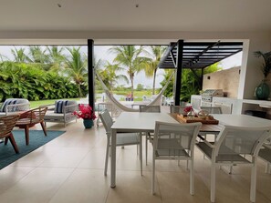 屋外ダイニングエリア