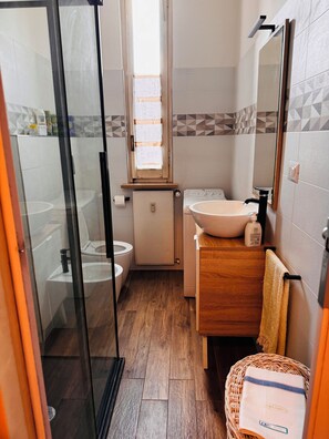 Een douche, een haardroger, handdoeken, zeep