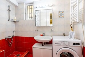Handtücher, Seife, Shampoo, Toilettenpapier