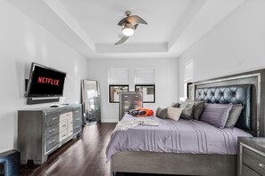 4 bedrooms, iron/ironing board, WiFi, bed sheets