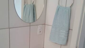 Toalhas de banho, sabonete, shampoo