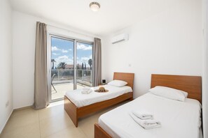 3 habitaciones, tabla de planchar con plancha, wifi y ropa de cama