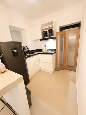 Micro-ondes, four, plaque de cuisson