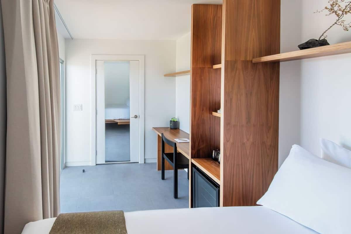 Vista Queen | Hochwertige Bettwaren, Schreibtisch, laptopgeeigneter Arbeitsplatz