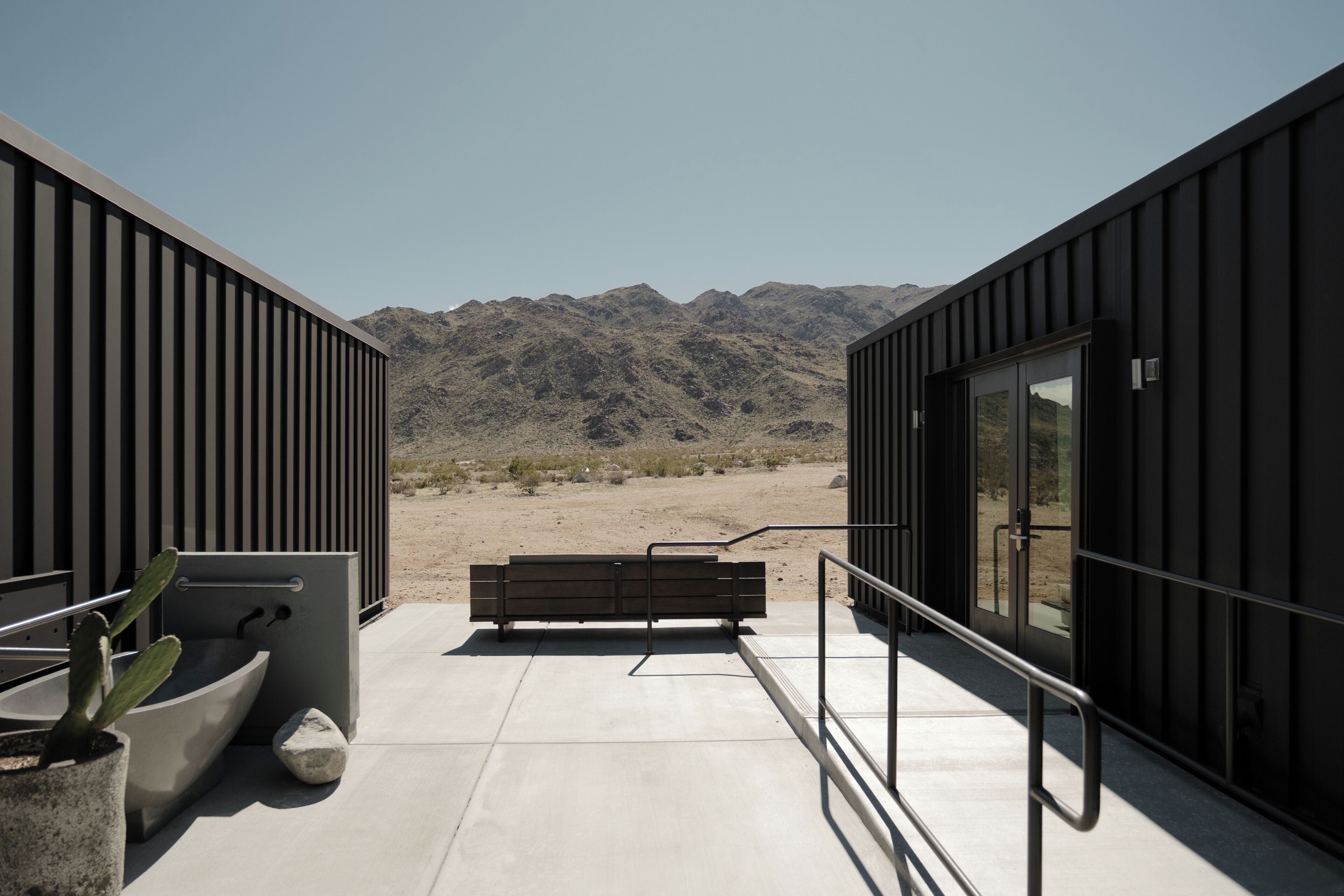 Mountain View King with Outdoor Tub Accessible | Sengetøy av topp kvalitet, skrivebord og skrivebord for bærbar PC