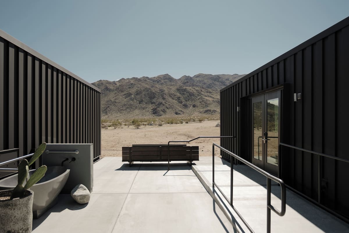 Mountain View King with Outdoor Tub Accessible | Sengetøy av topp kvalitet, skrivebord og skrivebord for bærbar PC