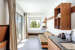 Mountain King | Hochwertige Bettwaren, Schreibtisch, laptopgeeigneter Arbeitsplatz