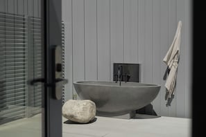 Mountain View King with Outdoor Tub | Terrace/patio