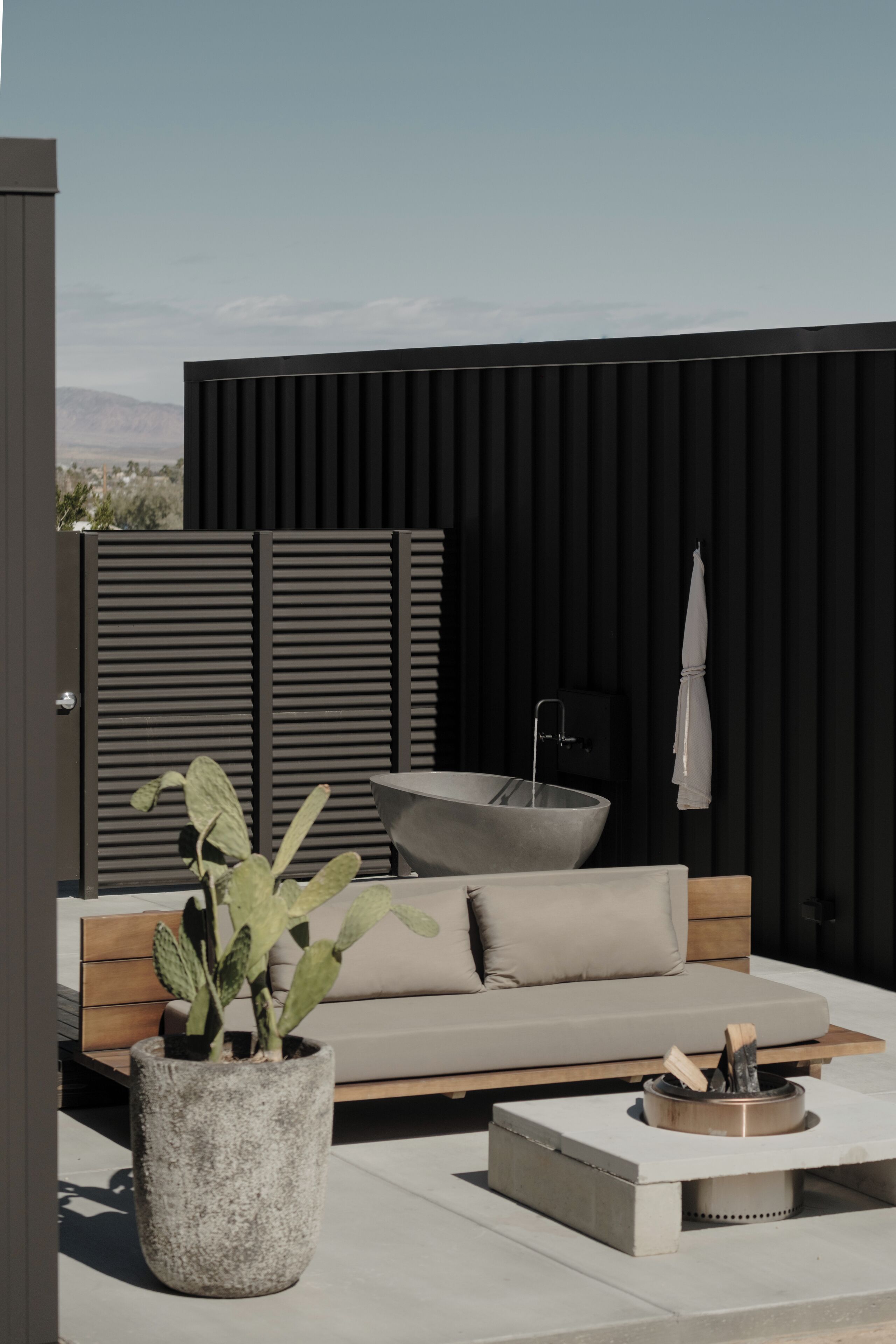 Mountain View King with Outdoor Tub | Sengetøy av topp kvalitet, skrivebord og skrivebord for bærbar PC