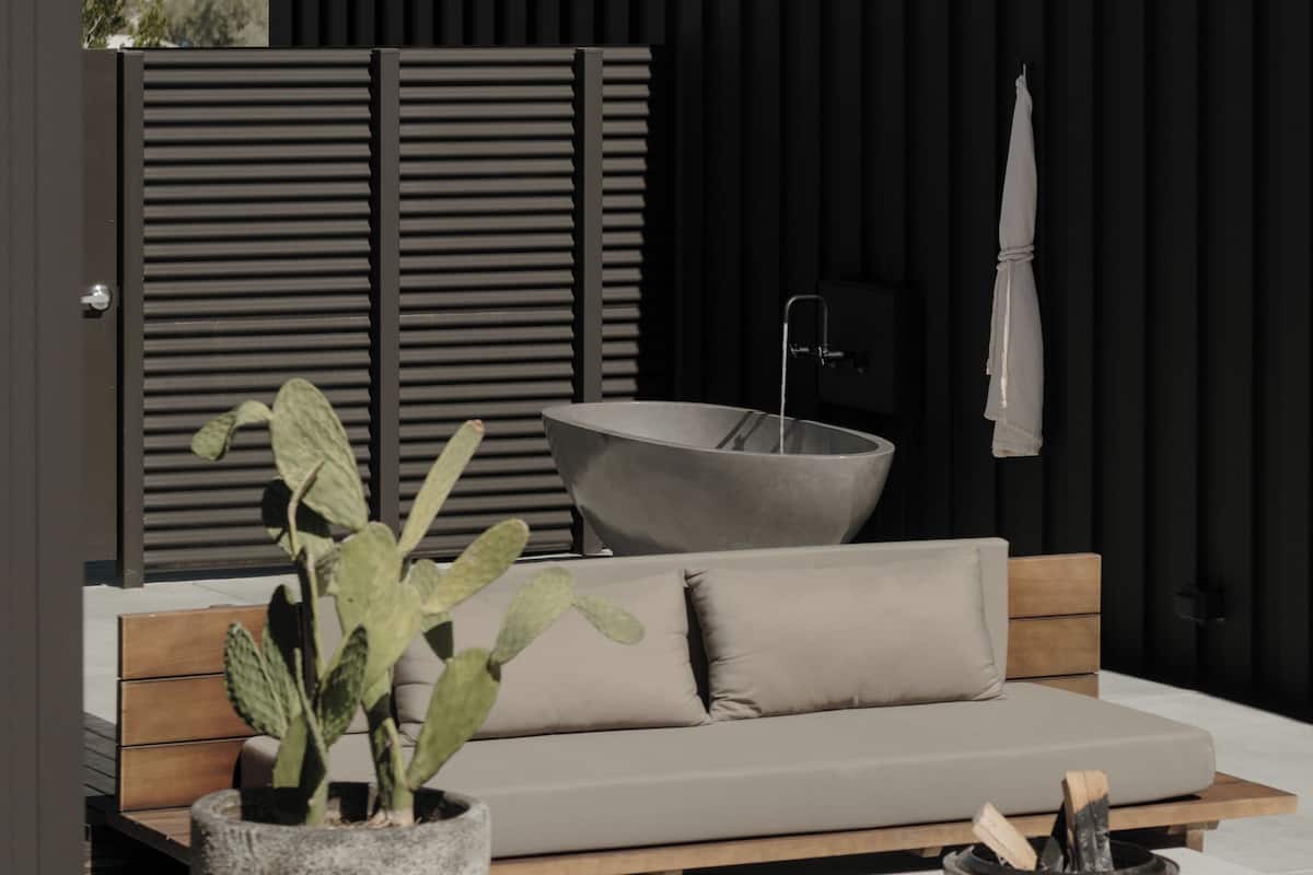 Mountain View King with Outdoor Tub | Sengetøy av topp kvalitet, skrivebord og skrivebord for bærbar PC