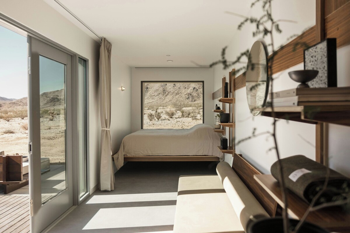 Premium bedding, desk, laptop workspace, WiFi (free)